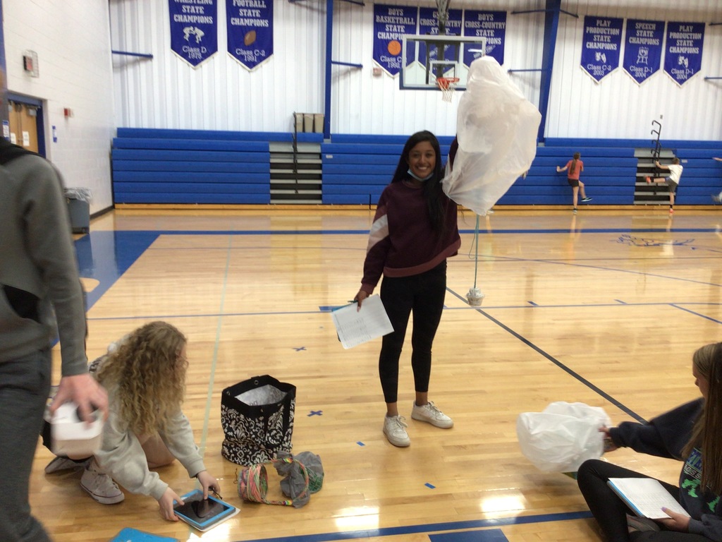 Yaneli's parachute took the longest to fall to the ground